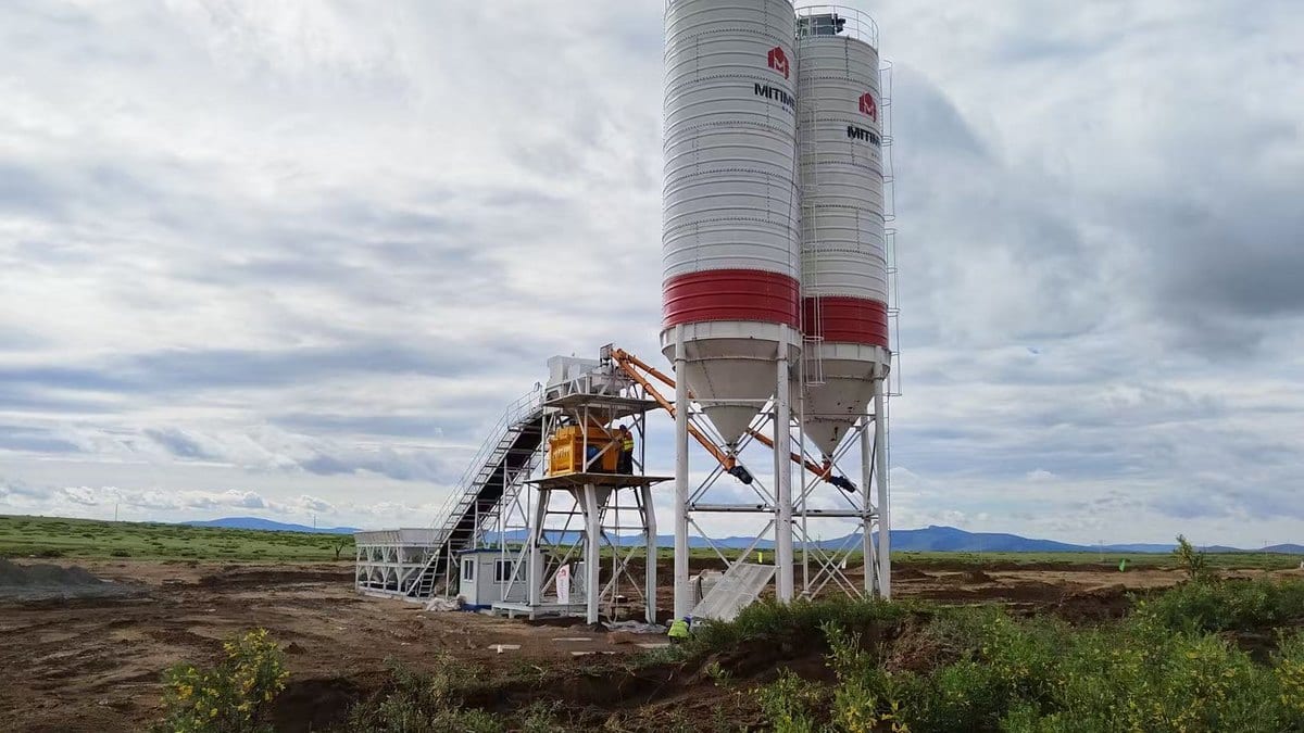 500-type water-stabilized base mixing plant working on site